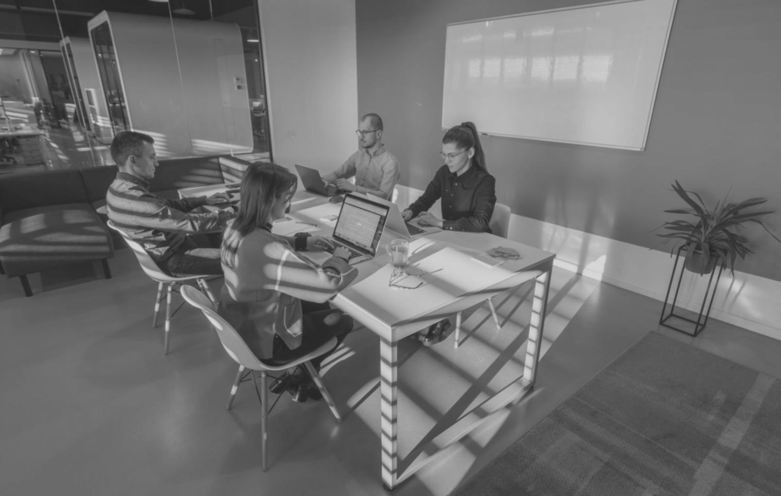 Revisión mensual de indicadores financieros en pantalla