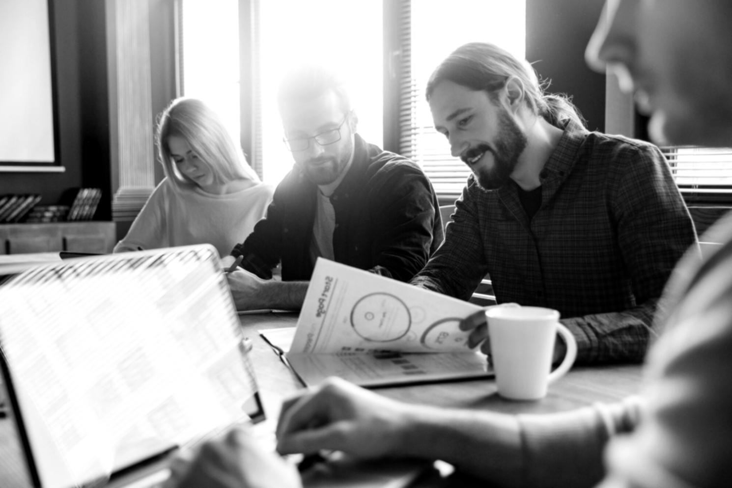 Espacio de trabajo colaborativo donde se analizan informes financieros